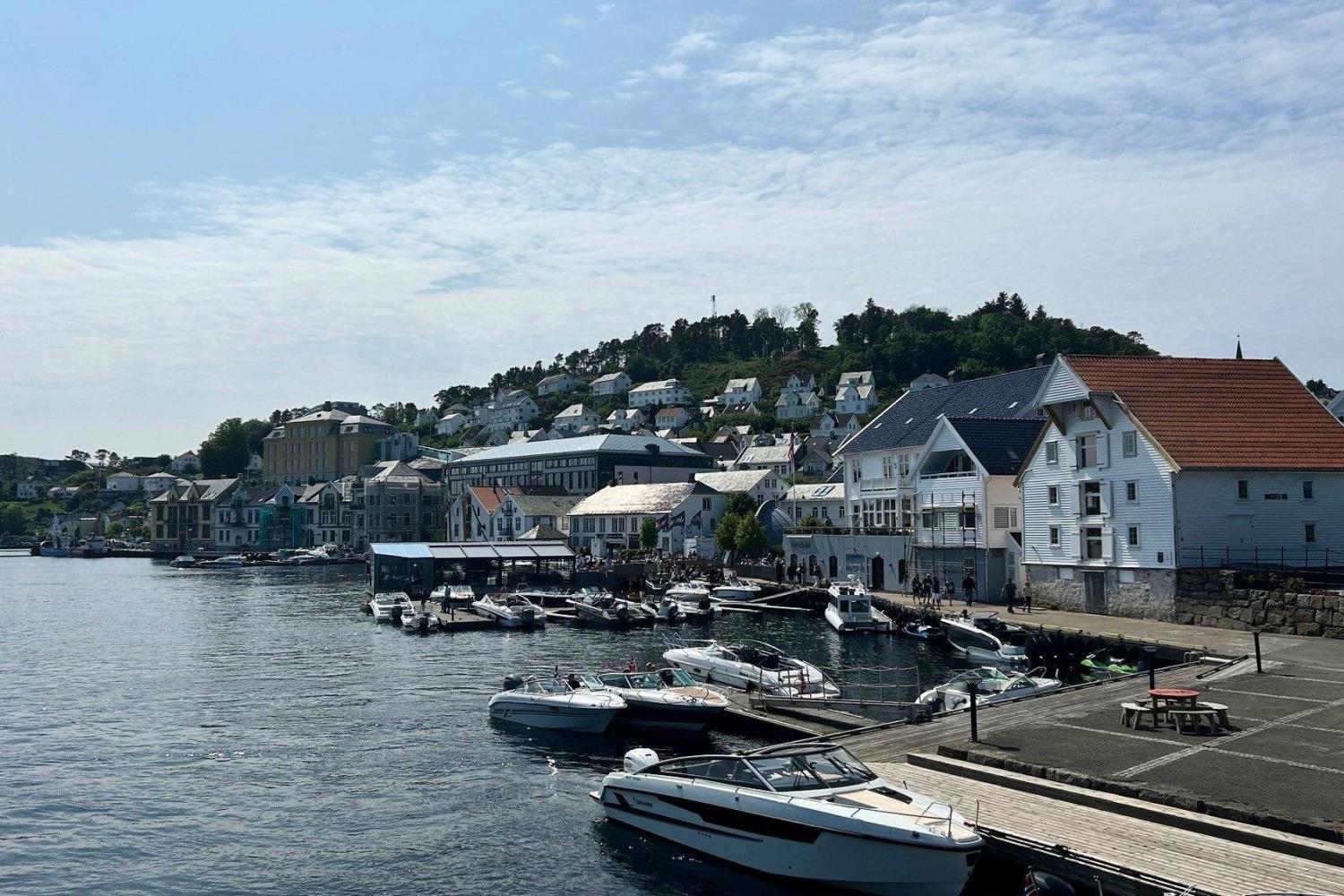 Farsund sentrum sett fra Farøybroen