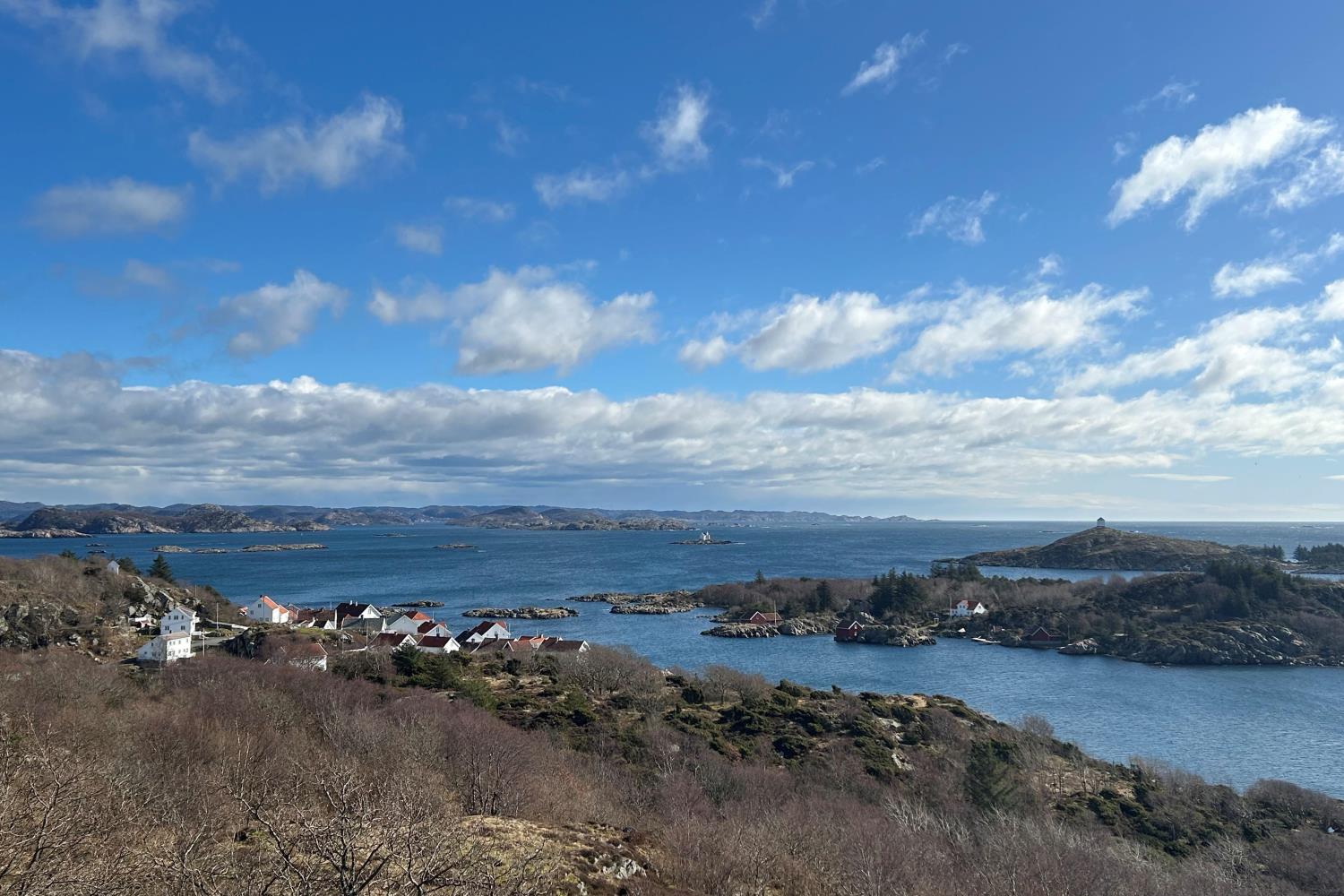 Bildet viser Loshavn med Katland fyr og skjærgården