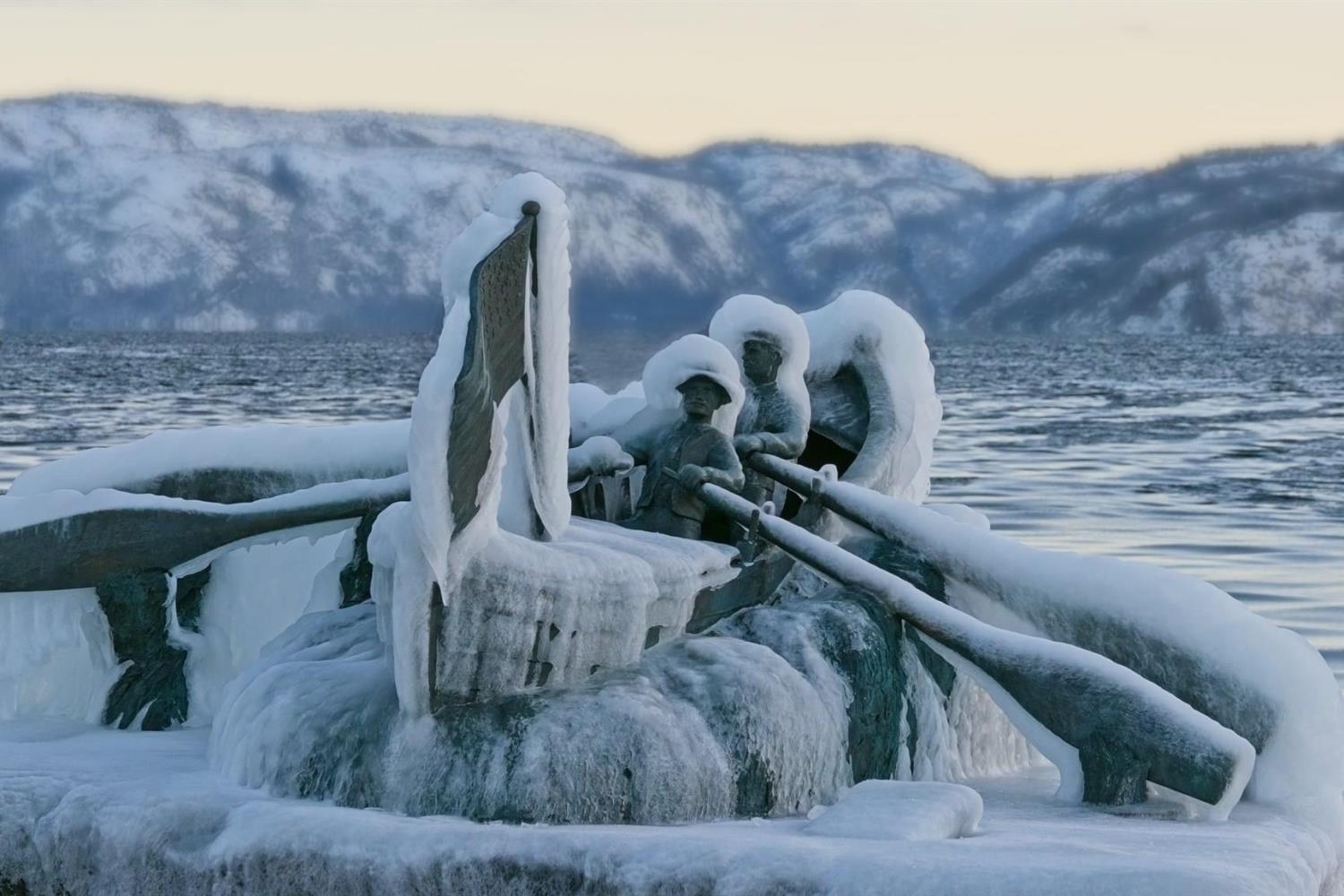 Statue ved amfi dekket av is