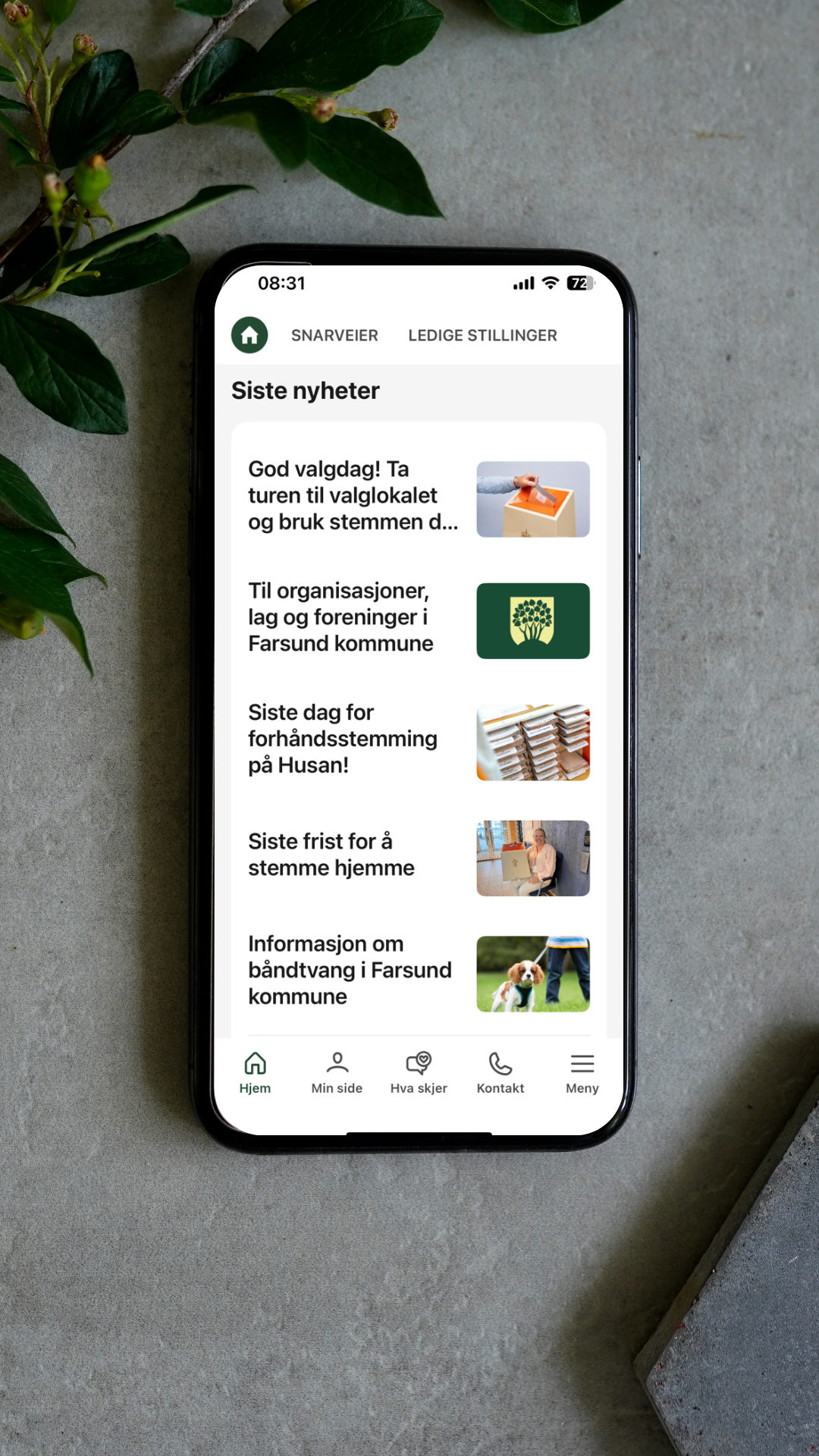 En telefon som viser nyhetsoversikten i appen