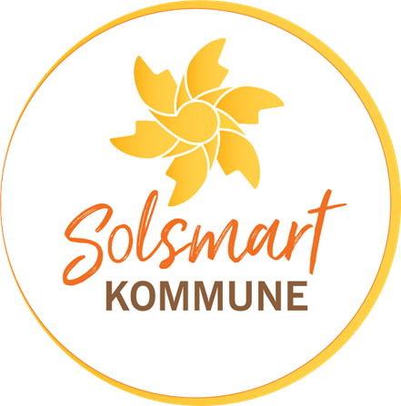 Logo for Solsmart kommune med en stilisert gul sol og teksten Solsmart kommune i oransje og brun farge - Klikk for stort bilde