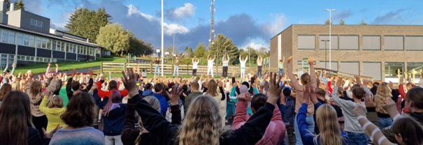 Mange elever samlet i skolegården - Klikk for stort bilde