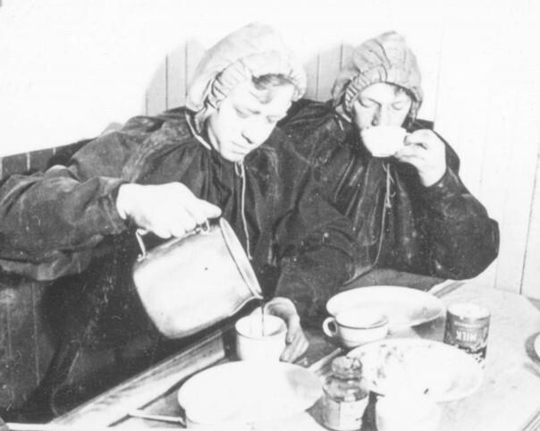 To personer som drikker kaffe ombord på skipet - Klikk for stort bilde