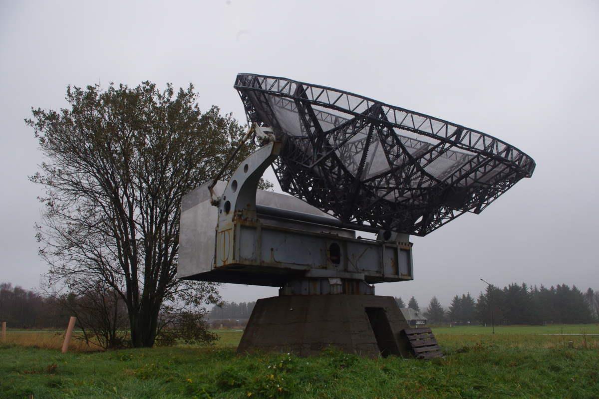 Stor radar ute ved hangar 45 - Klikk for stort bilde