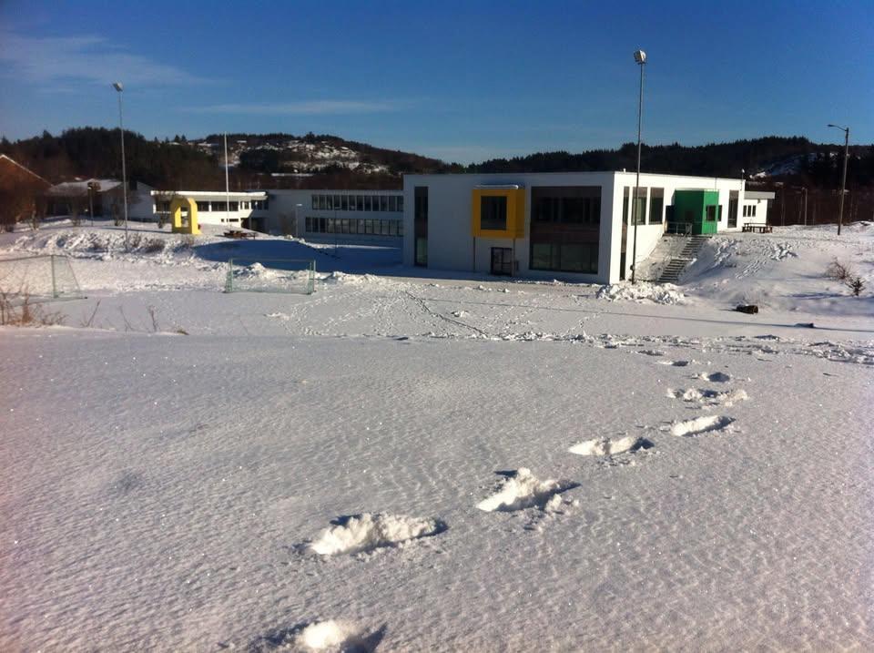 Lista ungdomskole med fotavtrykk i snøen - Klikk for stort bilde